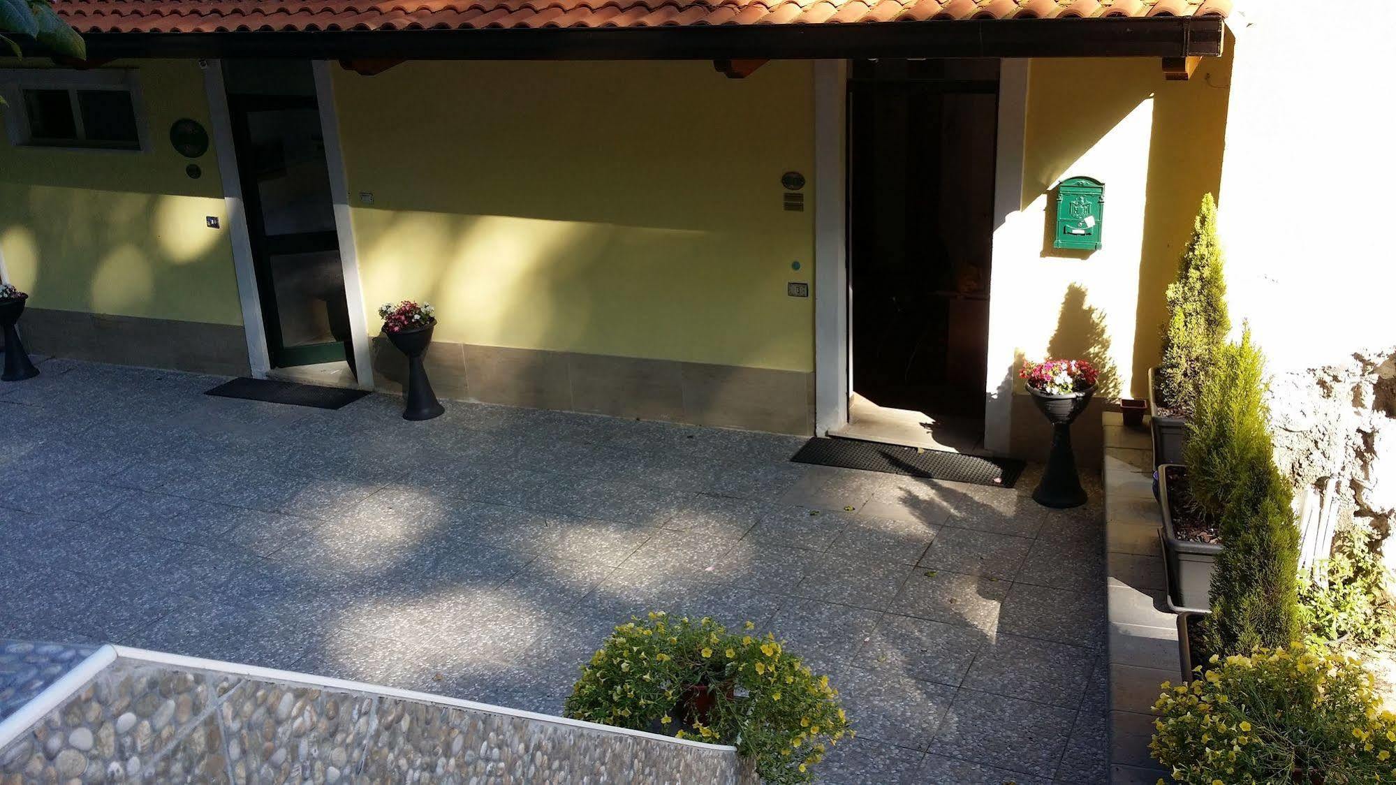 Il Roseto Bed & Breakfast Фрозиноне Екстериор снимка