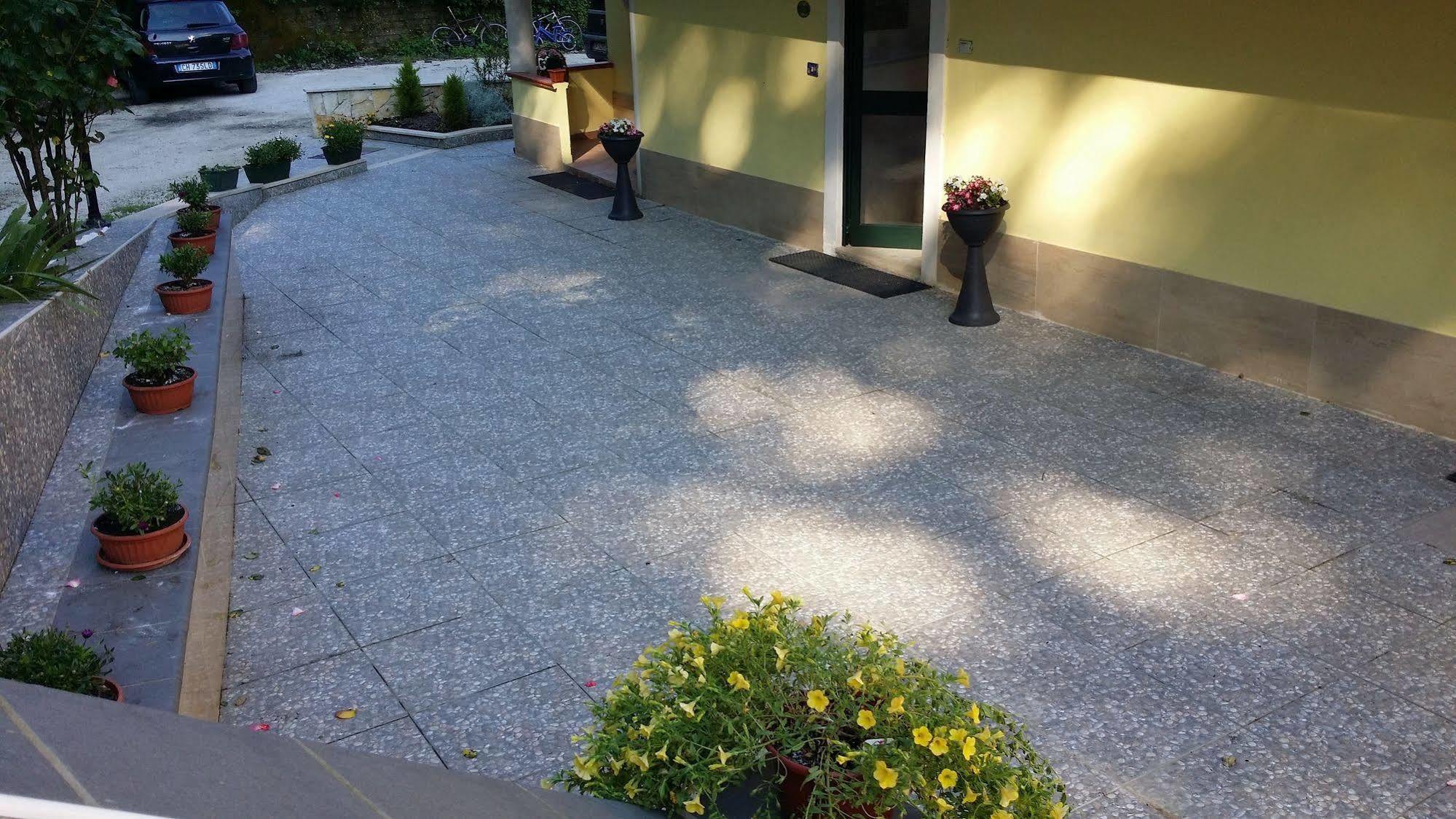 Il Roseto Bed & Breakfast Фрозиноне Екстериор снимка